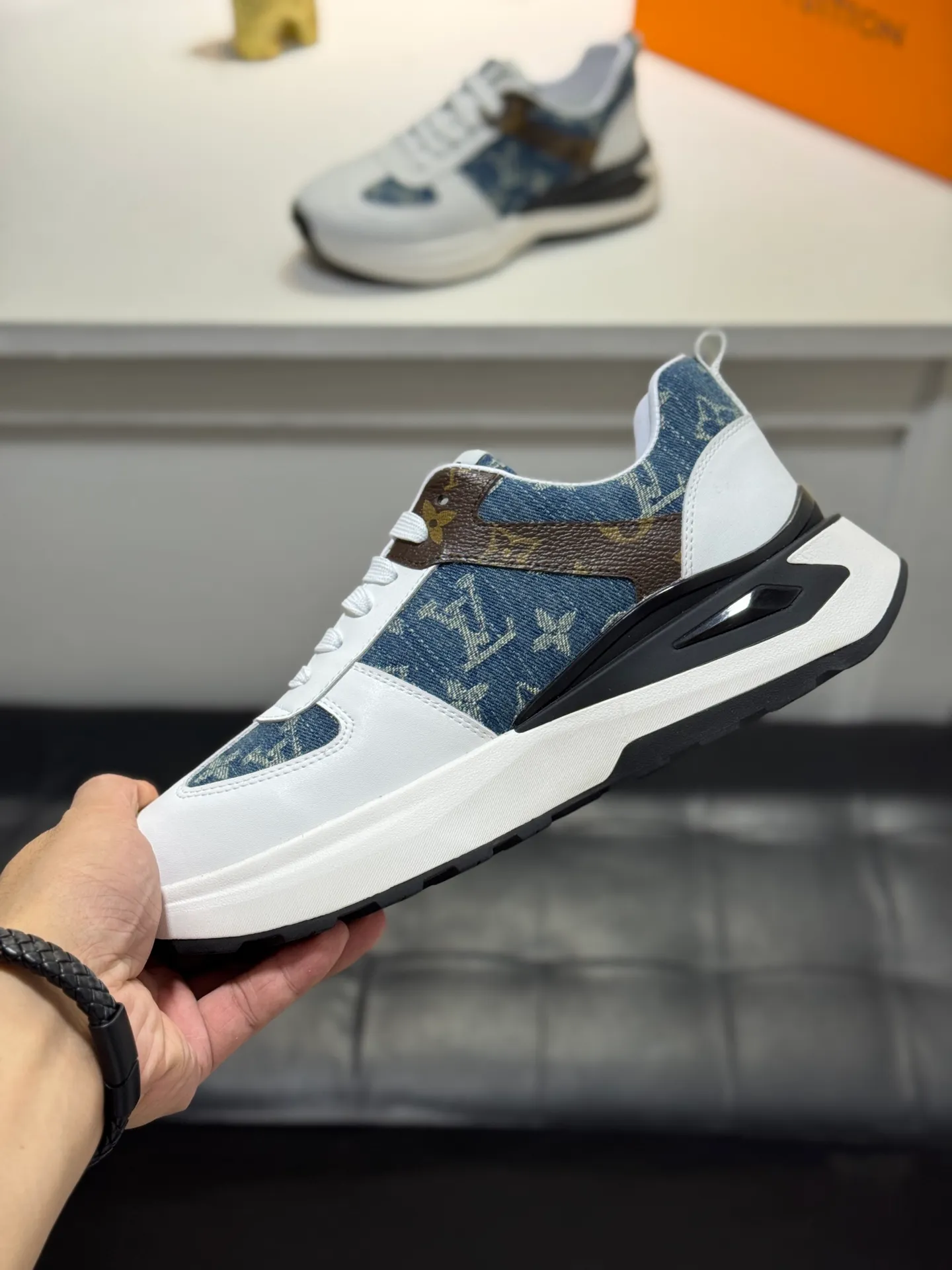 Men's shoes 💰440 [New style] 🐛🐛Top original Louis Vuitton®️ trendy and fashionable yet low-key men's casual shoes, LV cowhide leather upper with denim, comfortable and breathable, sheepskin lining, original rubber outsole, 2 colors available ~ a must-have for stylish men. Size: 38-44 (45 customized